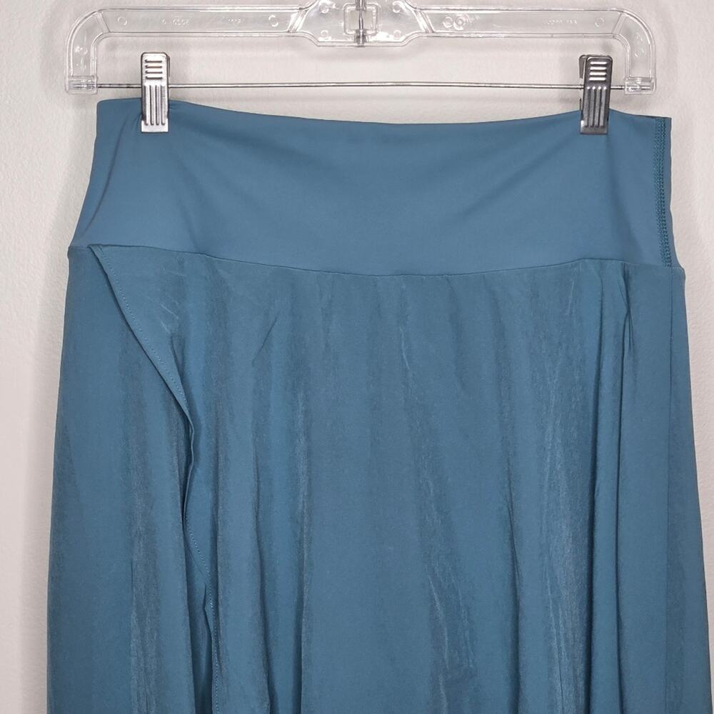 NWT  HALARA Breezeful Teal 2 in 1 Flowy High Low Skort Size Medium - Picture 2 of 6